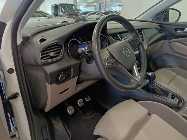 OPEL Grandland X 2017 Innovation 1,2 Turbo ECOTEC Start/Stop 96 kW MT6**SUPERHIENO KAIKILLA MAUSTEILLA**