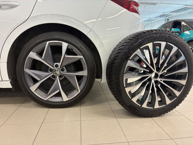 SKODA Enyaq 2023 Coupe 80x 4x4 RS iV