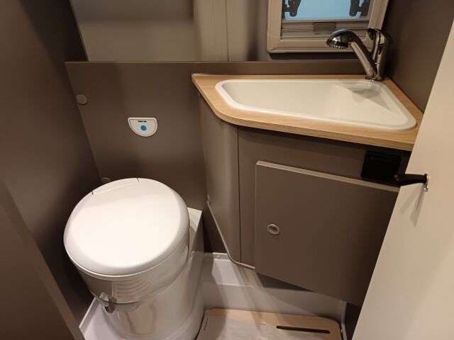 LMC 590 2025 FORD LMC C590 INNOVAN* HUOM!! ALVILLINEN JA AJ. VAIN ALLE 5 TKM JA KUIN UUSI KAIKILLA VARUSTEILLA!!