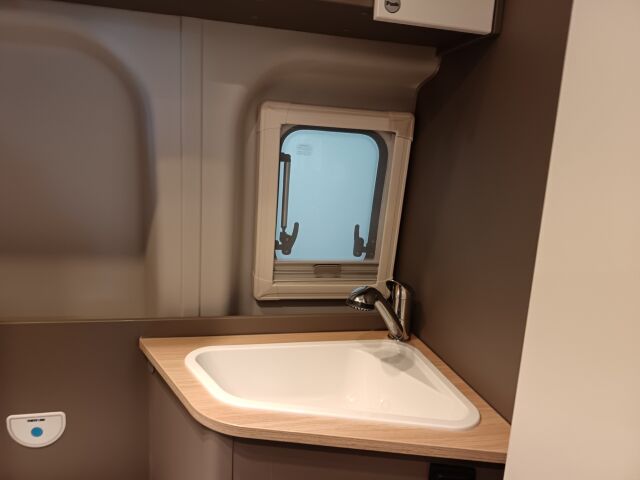 LMC 590 2025 FORD LMC C590 INNOVAN* HUOM!! ALVILLINEN JA AJ. VAIN ALLE 5 TKM JA KUIN UUSI KAIKILLA VARUSTEILLA!!