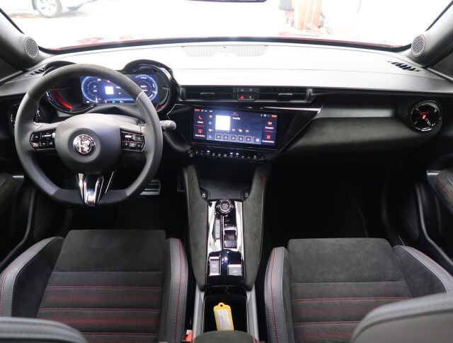 Alfa Romeo Junior 2025 elettrica 280 54 kWh Automaatti Veloce