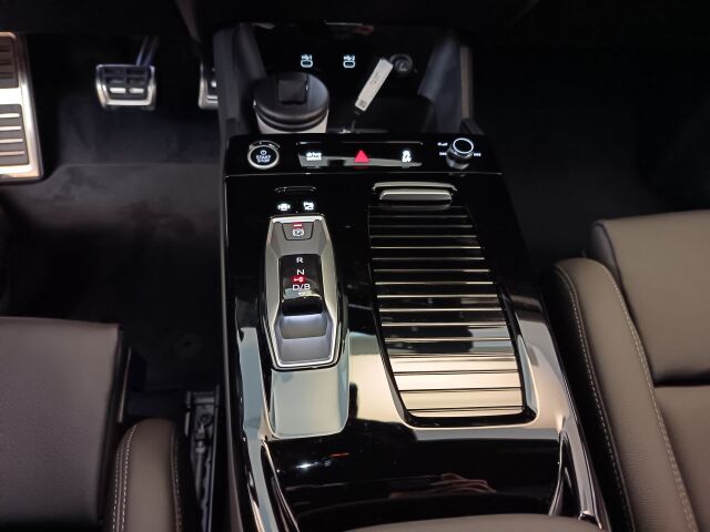 Audi Q6 e-tron 2025 quattro Vorsprung Edition. Takuu 5 vuotta / 100.000 km