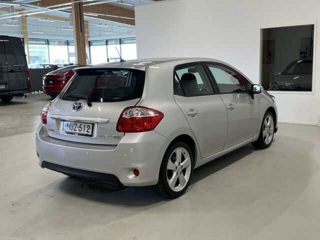 TOYOTA Auris 2010 1,8 HSD Hybrid Premium *KORKOTARJOUS 2,99% *Nahka/Alcantara *Kamera *2x uudet renkaat *Xenon *Navi