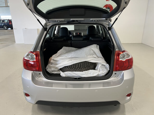 TOYOTA Auris 2010 1,8 HSD Hybrid Premium *KORKOTARJOUS 2,99% *Nahka/Alcantara *Kamera *2x uudet renkaat *Xenon *Navi