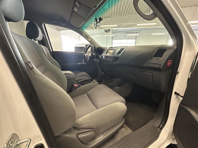 TOYOTA Hilux 2012 Double Cab 2,5 D-4D 4WD 144 SR, 5hlö kakskäyttöauto! Todella vähän ajettu yksilö! 1-omisteinen!
