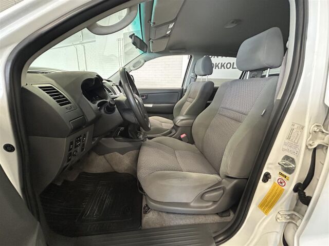 TOYOTA Hilux 2012 Double Cab 2,5 D-4D 4WD 144 SR, 5hlö kakskäyttöauto! Todella vähän ajettu yksilö! 1-omisteinen!