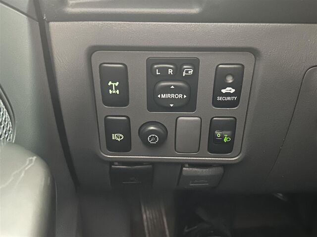 TOYOTA Hilux 2012 Double Cab 2,5 D-4D 4WD 144 SR, 5hlö kakskäyttöauto! Todella vähän ajettu yksilö! 1-omisteinen!