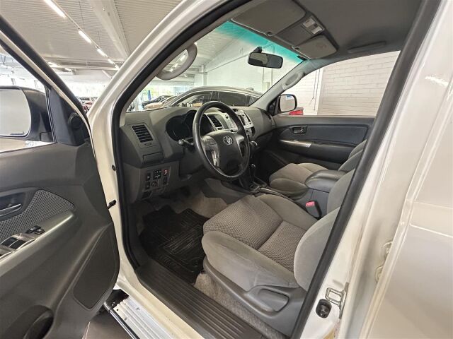 TOYOTA Hilux 2012 Double Cab 2,5 D-4D 4WD 144 SR, 5hlö kakskäyttöauto! Todella vähän ajettu yksilö! 1-omisteinen!