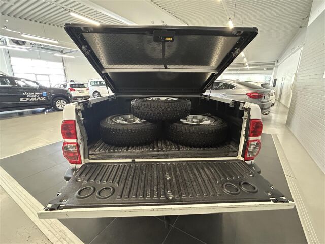TOYOTA Hilux 2012 Double Cab 2,5 D-4D 4WD 144 SR, 5hlö kakskäyttöauto! Todella vähän ajettu yksilö! 1-omisteinen!
