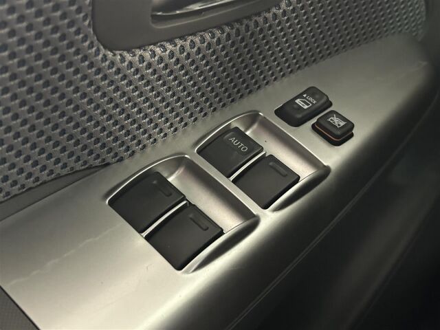 TOYOTA Hilux 2012 Double Cab 2,5 D-4D 4WD 144 SR, 5hlö kakskäyttöauto! Todella vähän ajettu yksilö! 1-omisteinen!