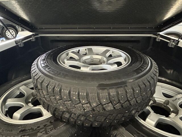 TOYOTA Hilux 2012 Double Cab 2,5 D-4D 4WD 144 SR, 5hlö kakskäyttöauto! Todella vähän ajettu yksilö! 1-omisteinen!