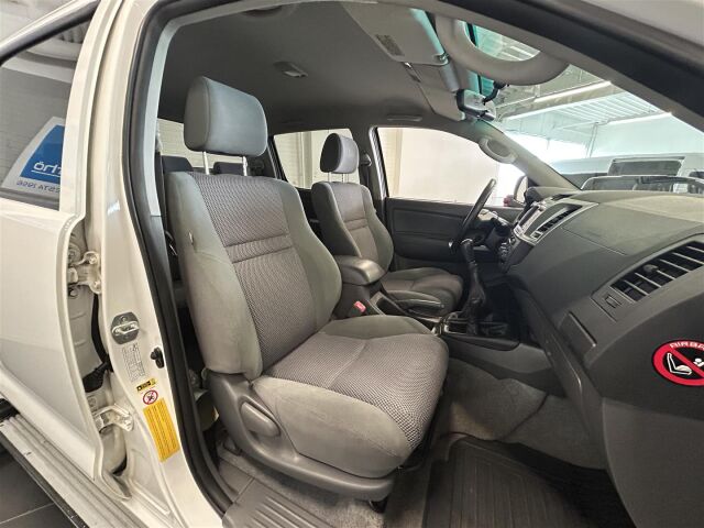 TOYOTA Hilux 2012 Double Cab 2,5 D-4D 4WD 144 SR, 5hlö kakskäyttöauto! Todella vähän ajettu yksilö! 1-omisteinen!