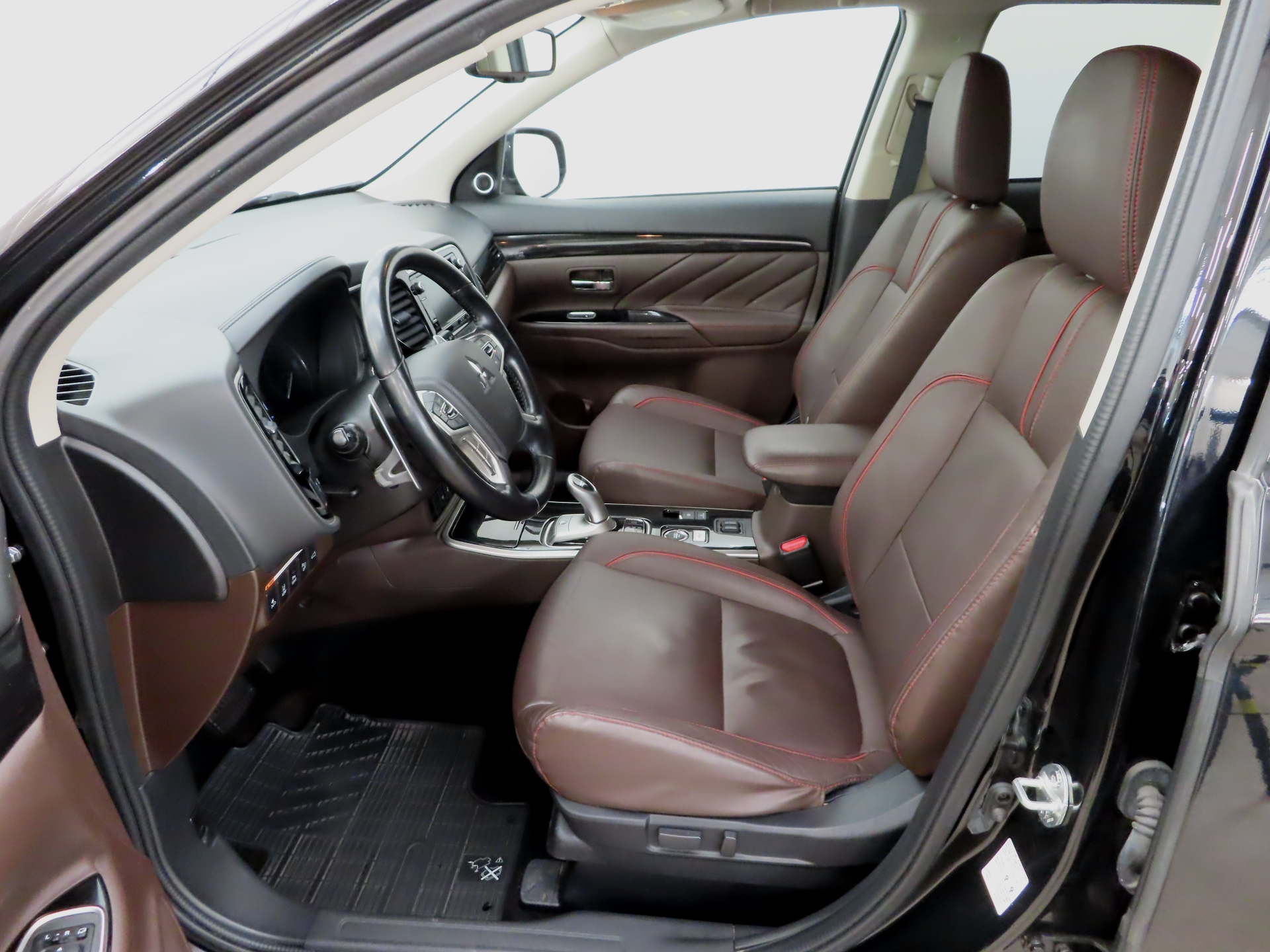 Mitsubishi Outlander PHEV 2018, kuva 6/10