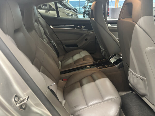 PORSCHE Panamera 4S 2011 PANAMERA 4S V8 PDK *Alcantarakatto *20" 911 Turbo -vanteet *Ilmajouset *Bose *Kattoluukku *Bicolor -