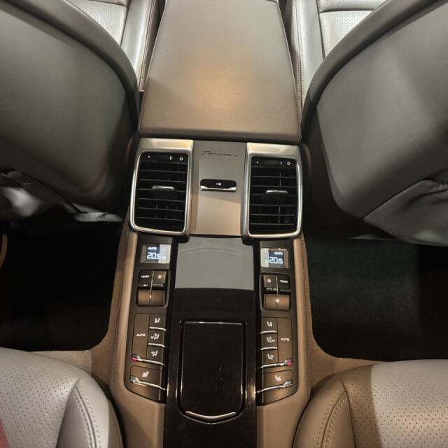 PORSCHE Panamera 4S 2011 PANAMERA 4S V8 PDK *Alcantarakatto *20" 911 Turbo -vanteet *Ilmajouset *Bose *Kattoluukku *Bicolor -