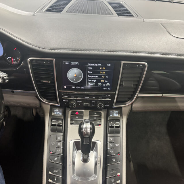 PORSCHE Panamera 4S 2011 PANAMERA 4S V8 PDK *Alcantarakatto *20" 911 Turbo -vanteet *Ilmajouset *Bose *Kattoluukku *Bicolor -