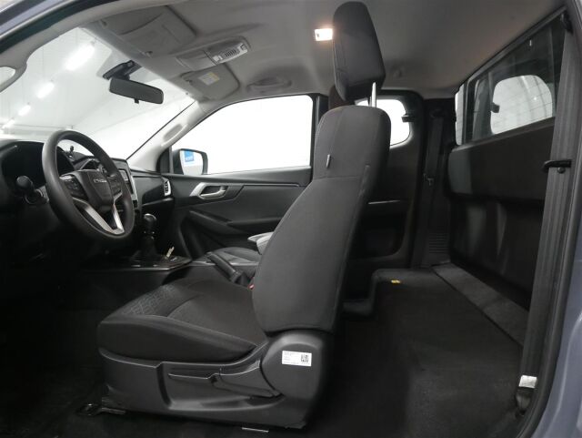 ISUZU D-Max 2024 Space Cab 163 TDi 4WD 6MT LX Black Edition