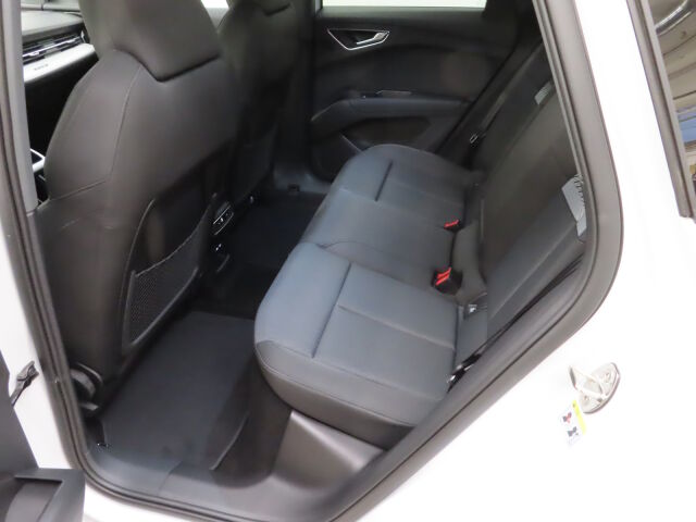 Audi Q4 e-tron 2026 45 e-tron quattro Vorsprung Edition: Tehdastakuu viisi vuotta/ 100 000km.