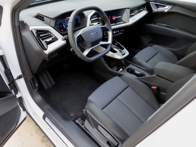 Audi Q4 e-tron 2026 45 e-tron quattro Vorsprung Edition: Tehdastakuu viisi vuotta/ 100 000km.