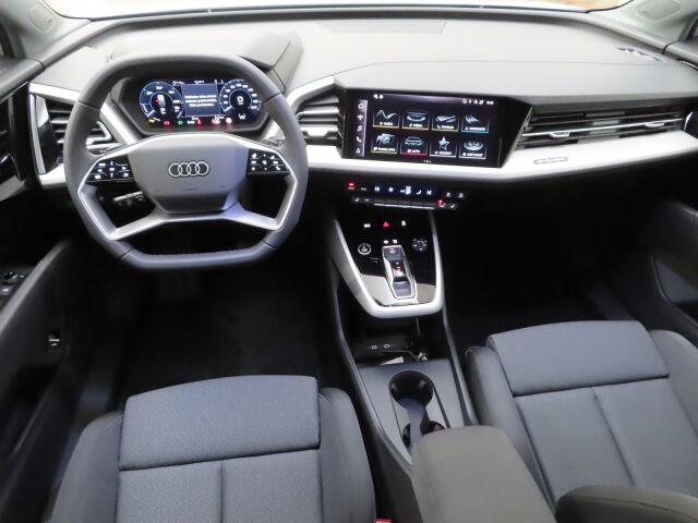 Audi Q4 e-tron 2026 45 e-tron quattro Vorsprung Edition: Tehdastakuu viisi vuotta/ 100 000km.