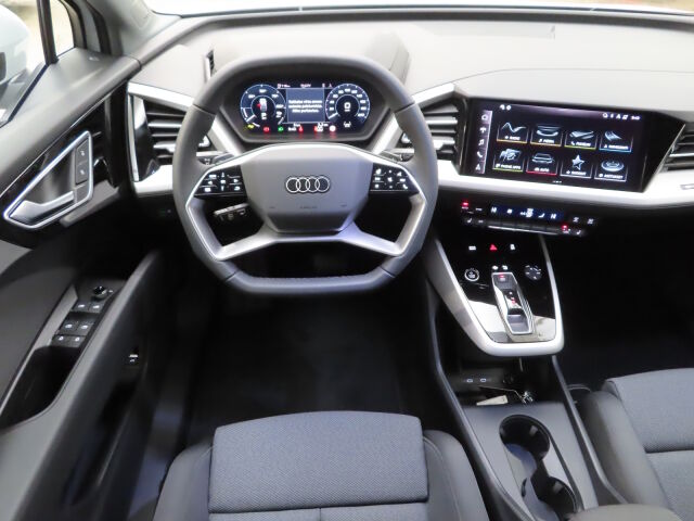Audi Q4 e-tron 2026 45 e-tron quattro Vorsprung Edition: Tehdastakuu viisi vuotta/ 100 000km.
