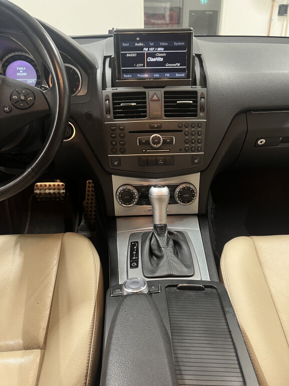 MERCEDES-BENZ C 2011 C 180 CGI Sedan AMG *Vaalea Nahka *Iso Comand *Jakoketju vaihdettu 11/25 *18" AMG -Vanteet