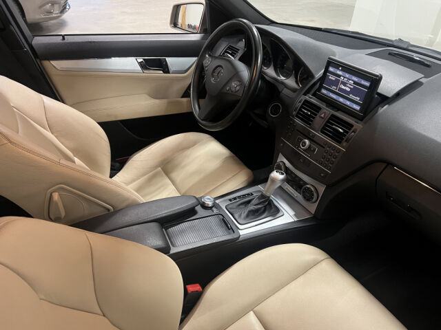 MERCEDES-BENZ C 2011 C 180 CGI Sedan AMG *Vaalea Nahka *Iso Comand *Jakoketju vaihdettu 11/25 *18" AMG -Vanteet