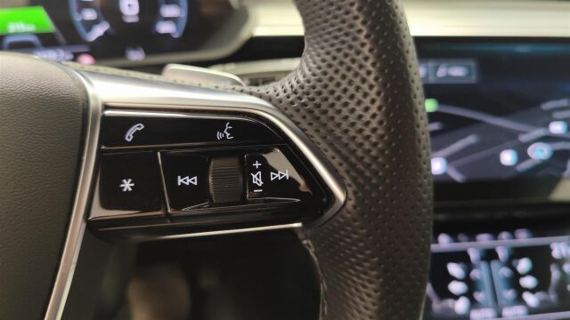 AUDI e-tron 2022 S line 55 quattro *SOH 97,7%* matrixled,tour,sähköpenkit,ACC,Navi,Advanced key