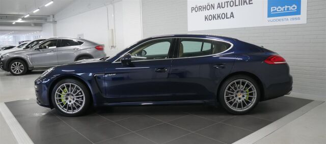 PORSCHE PANAMERA 2016 S E-Hybrid 333hv Plug-In Hybrid * Rek. 10/2015, Navi / Nahat / Kattoluukku*Huollettu yksilö*