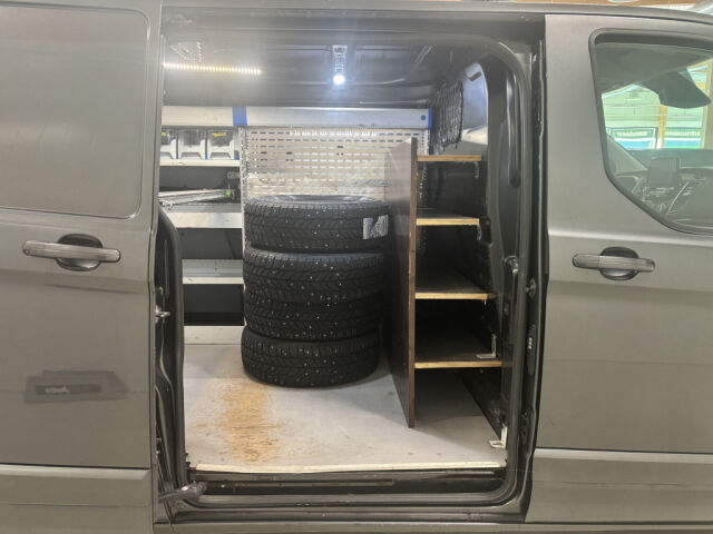 FORD Transit Custom 2019 2.0TDCI 170HV AUT L2H1 LIMITED SIS ALV! *LÄPIJUOSTAVA, *WEBASTO, *HYLLYT, *NÄYTTÖSOITIN, *KOUKKU