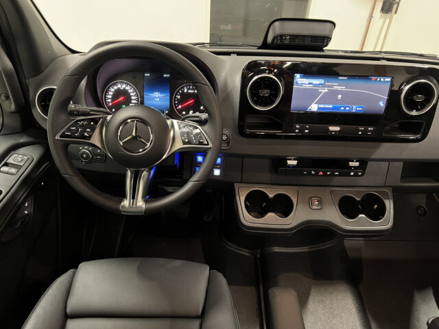 MERCEDES-BENZ Sprinter 2025 319 4x4 Aut * 2+3hlö Jatko-ohjaamo *LED *Distronic *webasto *Nahat *MBUX *Lämmitetty tuulilasi