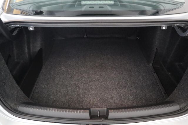 VOLKSWAGEN Jetta 2011 Comfortline 1,2 TSI 77 kW (105 hv) BlueMotion Technology