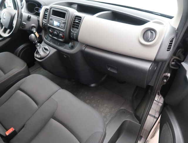 Renault Trafic Passenger 2019 dCi 120hv Turbo L2H1 1+8 hlö *SIS.Alv *Koukku * Eber *2x renkaat
