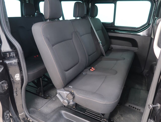 Renault Trafic Passenger 2019 dCi 120hv Turbo L2H1 1+8 hlö *SIS.Alv *Koukku * Eber *2x renkaat