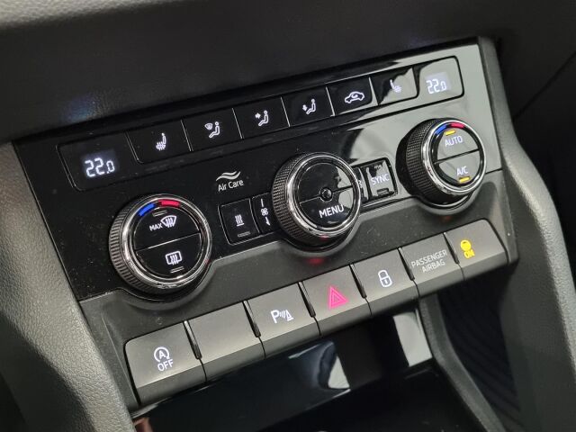 SKODA Karoq 2019 1,5 TSI Style DSG Autom. / Koukku / ACC / P-Kamera / Webasto / Navi /