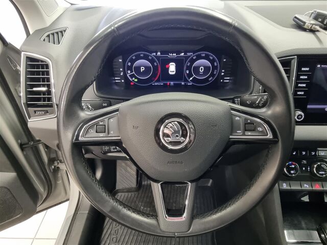 SKODA Karoq 2019 1,5 TSI Style DSG Autom. / Koukku / ACC / P-Kamera / Webasto / Navi /