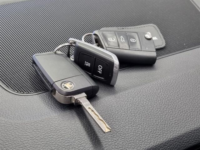 SKODA Karoq 2019 1,5 TSI Style DSG Autom. / Koukku / ACC / P-Kamera / Webasto / Navi /