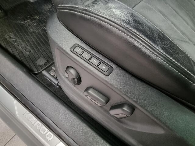 SKODA Karoq 2019 1,5 TSI Style DSG Autom. / Koukku / ACC / P-Kamera / Webasto / Navi /