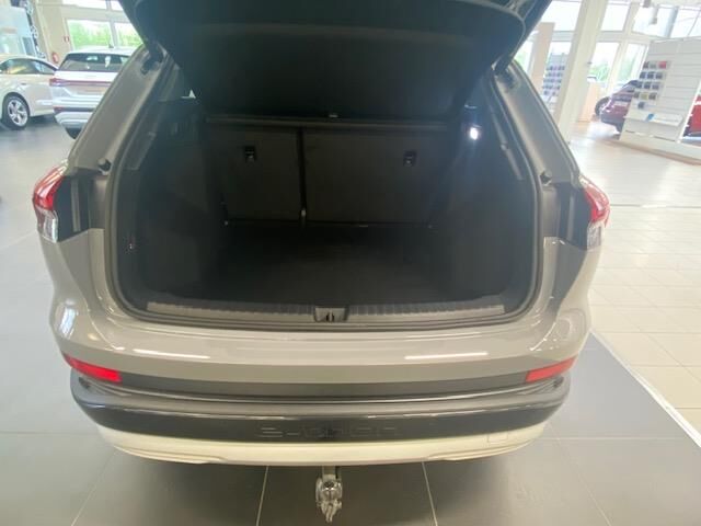 Audi Q4 e-tron 2025 SUV 45 e-tron Land of quattro Plus, Matrix ja koukku.Kesäetu tuhat euroa
