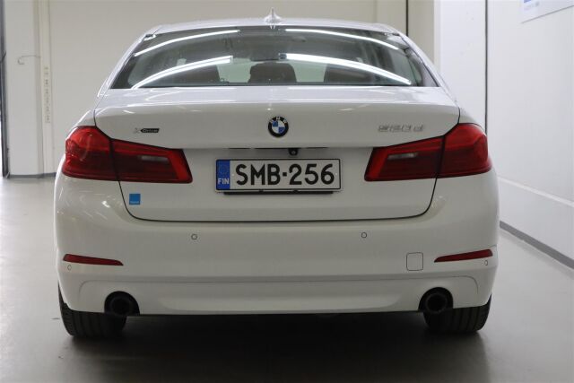 BMW 520 2017 G30 Sedan 520d A xDrive Business Comfort