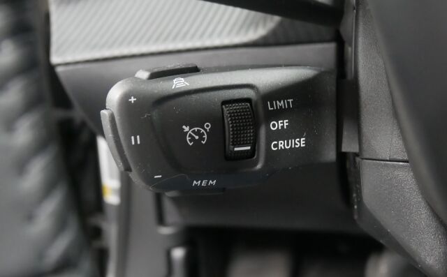 PEUGEOT 2008 2023 Allure Launch Edition PureTech 130 EAT8-aut / Takuu! / 1-om, merkkihuollettu