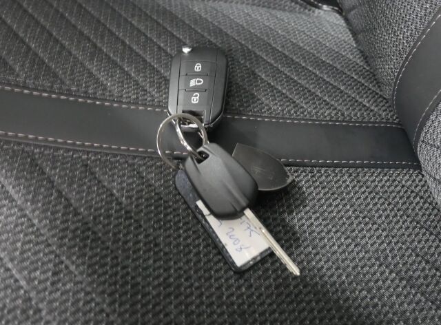 PEUGEOT 2008 2023 Allure Launch Edition PureTech 130 EAT8-aut / Takuu! / 1-om, merkkihuollettu
