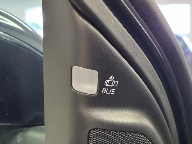 VOLVO V70 2015 D3 Classic Summum aut / ACC / Koukku / Keyless / Navi / Webasto /