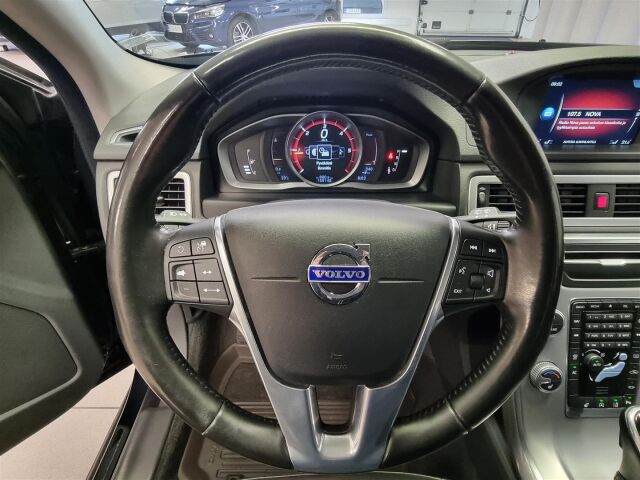 VOLVO V70 2015 D3 Classic Summum aut / ACC / Koukku / Keyless / Navi / Webasto /