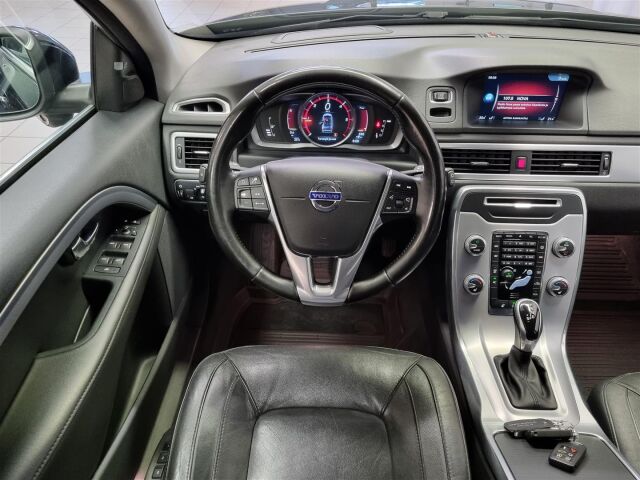 VOLVO V70 2015 D3 Classic Summum aut / ACC / Koukku / Keyless / Navi / Webasto /