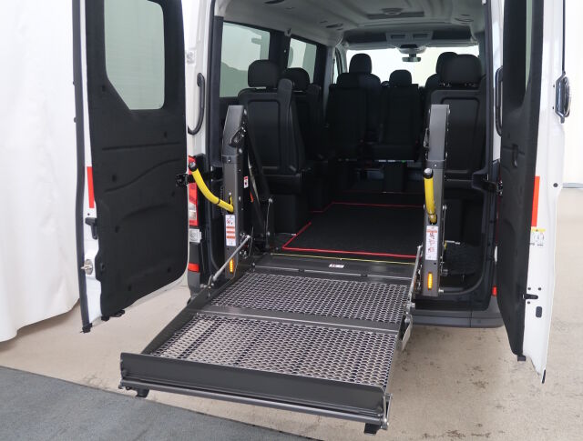 Volkswagen Crafter 2025 2,0 TDI 103 kW 8at. Carsport korityö. Dholladia pyörätuolinostin