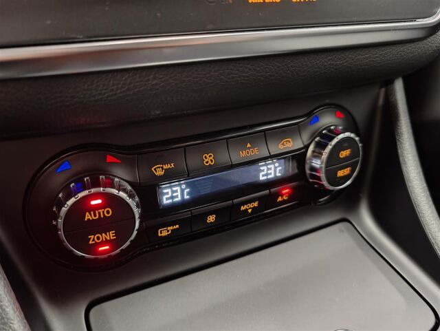 MERCEDES-BENZ GLA 2015 220 CDI 4Matic A Premium Business Webasto,ylläpitolaturi,koukku