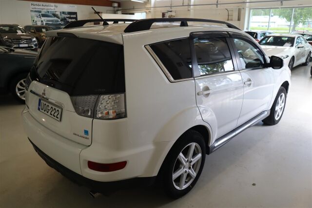 MITSUBISHI Outlander 2012 2,4 MIVEC Intense CVT AT