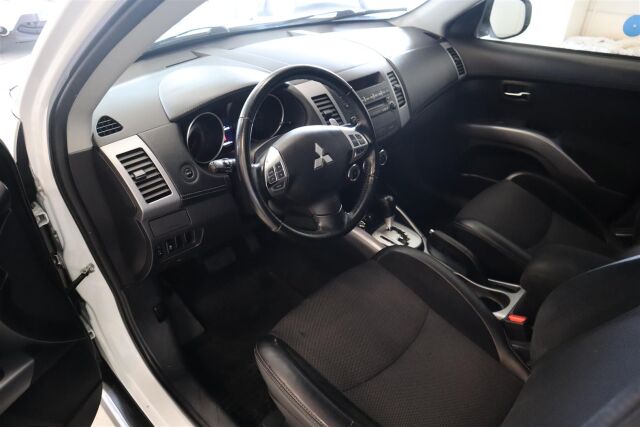 MITSUBISHI Outlander 2012 2,4 MIVEC Intense CVT AT
