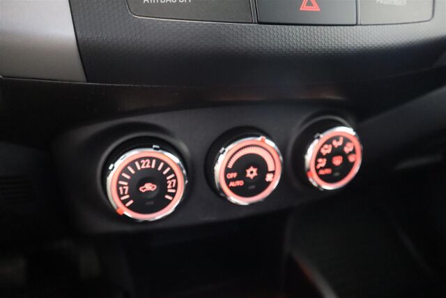 MITSUBISHI Outlander 2012 2,4 MIVEC Intense CVT AT